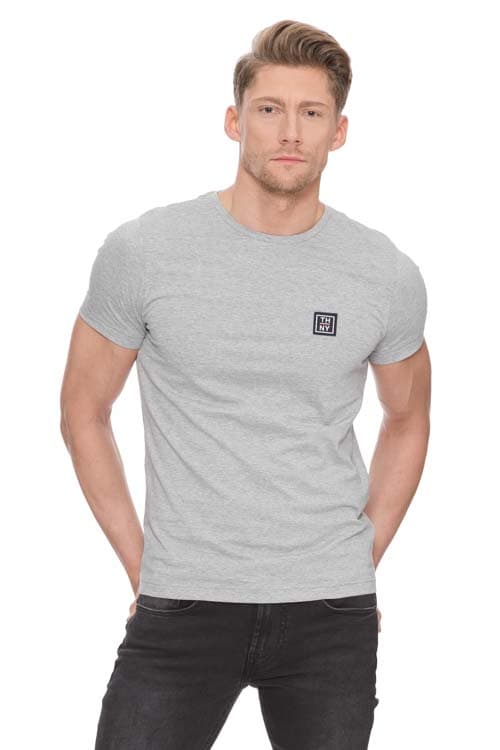 T-SHIRT ESSENTIAL BADGE TEE